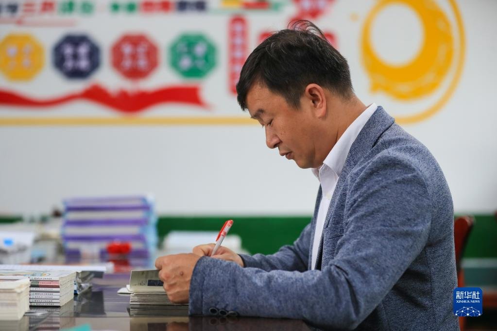 在湖南省常宁市塔山瑶族乡中心小学,盘玖仁在批改作业(2020年9月20日摄)。新华社发(彭斌 摄)